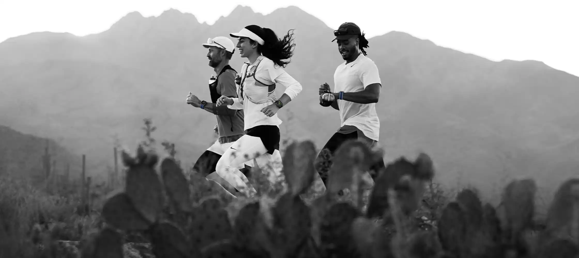 Illusztráció 3 emberről, akik épp futnak. Egyikük ránéz az Apple Watch-ra a kezén.