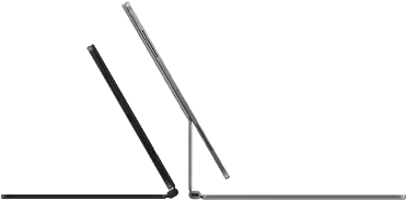 Két iPad Pro készülék Magic Keyboardhoz csatlakoztatva, oldalnézetből, vékony profillal, egy asztrofekete változat hangszórókkal
      és USB-C porttal, félig nyitott helyzetben megdöntve, valamint egy ezüstszínű változat, nyitott helyzetben hátradöntve, így
      megfigyelhető a billentyűzet konzolos lebegő dizájnja, valamint a hangszórók és a mikrofon
