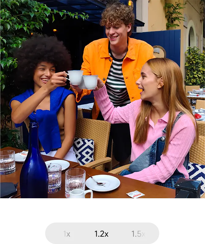 Fiatal emberek koccintanak