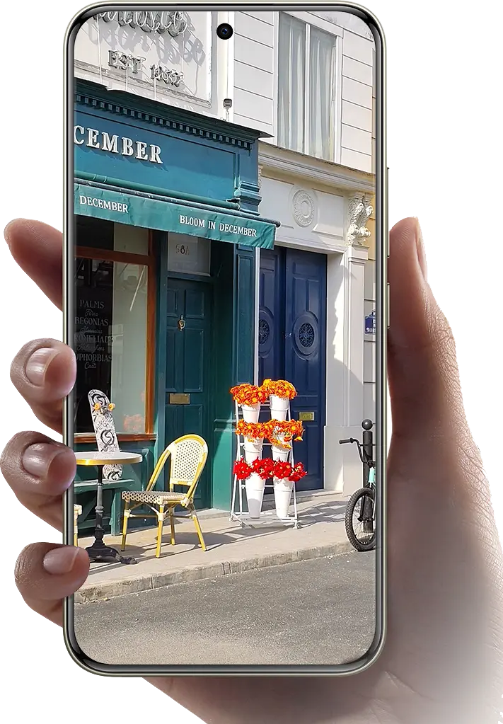 Kézben tartott telefon, kijelzőn nagy felbontású utcakép